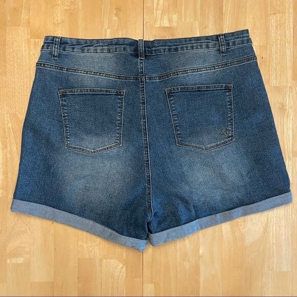 NWOT - ModCloth Plus Size Folded Denim Jean Shorts - Picture 2 of 2